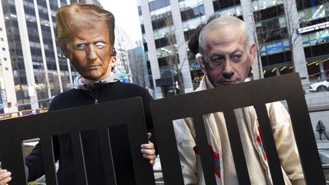 Manifestantes en Seul con caretas de los presidentes de EE.UU e Israel en protesta por la�guerra�en Oriente M�dio