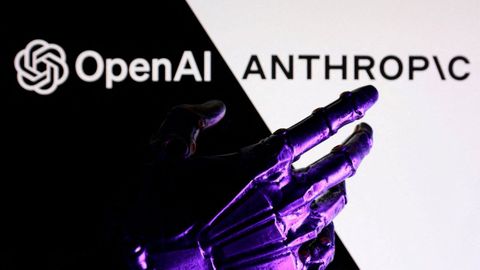 Ilustraci&oacute;n con los logos de Anthropic y OpenAI