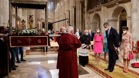 El rey Felipe VI hace una reverencia ante la imagen del Apstol Santiago mientras presiden la ofrenda al santo. Esta tradicin fue instaurada en 1643.