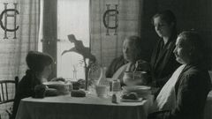 Los propietarios del Hotel Comercio (Betanzos), fotografiados por Ruth Matilda Anderson en 1926.