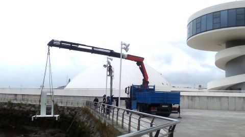 Instalacin de una de las puertas de Colectivo DV en la ra de Avils, junto al Niemeyer