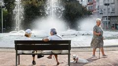 Personas mayores sentadas al fresco para protegerse del calor en Lugo durante este verano