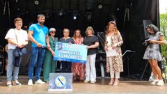 Autoridades municipales y miembros de la directiva de Acisa, con la ganadora del sorteo