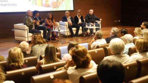 Los ponentes. De izquierda a derecha, Diego Bellido, jefe de endocrinología del CHUF; Pablo García Vivanco, farmacéutico y nutricionista; Rosaura Leis, catedrática de Pediatría y vicepresidenta de la Fundación Dieta Atlántica; el médico Carlos Piñeiro; la farmacéutica Paula Briones; y el cocinero Miguel Ángel Campos.