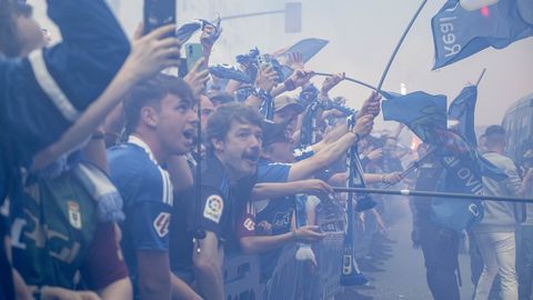 As fue el emocionante recibimiento al autobs del Real Oviedo antes del choque ante el Almera