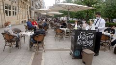 Una terraza del Paseo de Bego�a, en Gij�n