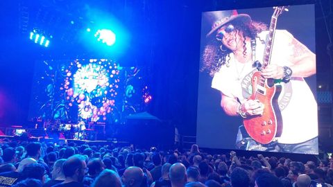 Pantallas gigantes del concierto de Guns N'Roses