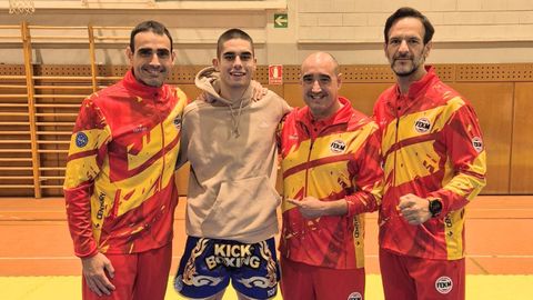 Martn Iglesias, acompaado de los entrenadores de la seleccin espaola.