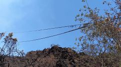 Un cable telef�nico quemado por los incendios de estos d�as cerca de Besarredonda, en el municipio de Quiroga