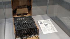La máquina Enigma que Alan Turing logró descifrar, frustrando los ataques de los alemanes