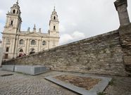 <span lang= es-es >Maceteros de dise�o, sin uso</span>. Junto al Museo de Mitra y la Muralla se pueden ver unas estructuras tan bonitas como in�tiles. Ideales para tropezar. 