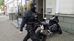Miembro de la polica alemana, el mircoles frente a la casa de uno de los miembros de Artgemeinschaft.