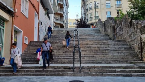 El ascensor se situar� en el centro de la escalinata, dejando espacio a ambos lados para subir o bajar a pie.