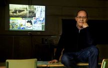 Manuel Gonz�lez, ayer, ante la pantalla de su aula del instituto Concepci�n Arenal.