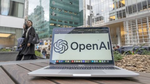 Un ordenador con el logo de OpenAI fotografiado en Nueva York.