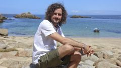 Carlos Solano, posando en la playa en Covas. 