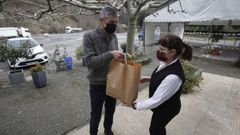 Un responsable de las obras de los viaductos de la A-6 recogiendo comida en el Villacol, en Noceda, As Nogais, entregada por su duea, Ins Rodrguez