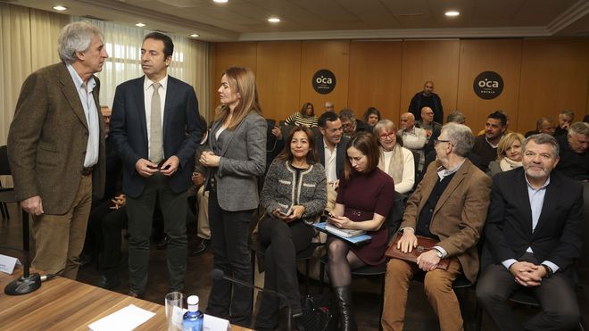 Villares (de pie, segundo por la izquierda) en un momento del Consello Galego de Pesca celebrado este mircoles en Santiago