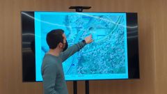 Alberto Oubi�a (BNG), explica sobre un plano el proyecto de ADIF para suprimir los pasos a nivel en OS Praceres