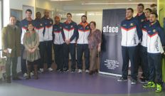 <span lang= es-es >El B�squet Coru�a, con AFACO</span>. Los jugadores del equipo coru��s visitaron el centro terap�utico de Salvador de Madariaga. El partido de ma�ana est� dedicado a la Asociaci�n de familiares de enfermos de Alzheimer y otras demencias de A Coru�a.