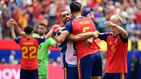 Borja Iglesias, que disput&oacute; 124 partidos en Segunda B, abraza a Mikel Merino tras el gol con el que resolvi&oacute; la eliminatoria de cuartos de final contra B&eacute;lgica.