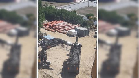 Camión cargado de hierros de la obra de O Garañón que irán a un punto de gestión. Al fondo, un contenedor de porexpán