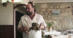 Manuel Fresco, con el �nfora descubierta en Carril