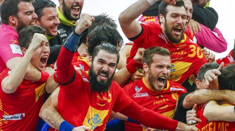 La alegr�a de los espa�oles tras su victoria ante Dinamarca.