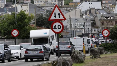 Caravana de coches a la entrada de Viveiro por el puente y rotonda de A Misericordia