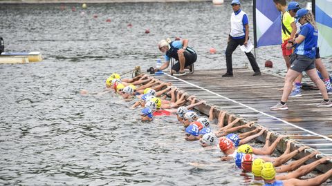 Los triatletas arrancan el segmento a nado en el Mundial de triatln cros