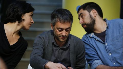 Xulio Ferreiro, en el centro, con los concejales Claudia Delso y Xiao Varela