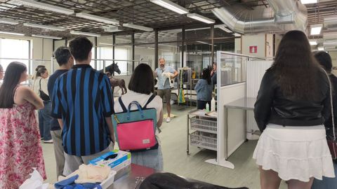 Alumnos de Secundaria, en el aula de habilidades cl�nicas en una reciente visita guiada a la facultad