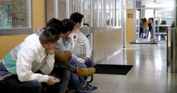 Un grupo de chavales esperaba en un banco del interior del centro mientras controlaban a los j�venes que se agolpaban en la puerta. 