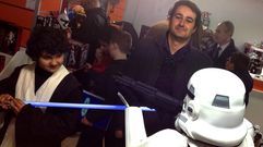 David M. Santana, entre un jedi y un stormtrooper, en Gij�n