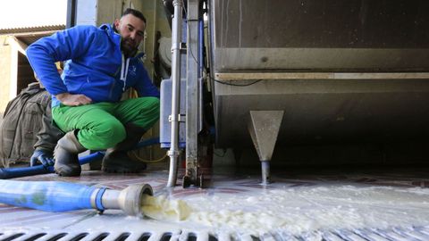 Jos Manuel, uno de los socios de SAT San Miguel, tirando parte de la leche por la alcantarilla que conduce a la fosa de residuos