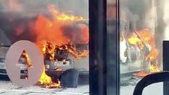 Ardeun coche en el aparcamiento de un supermercado del centro comercial Meixoeiro