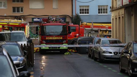 Los bomberos de Santiago, que solo contaban con cuatro efectivos en el parque, tuvieron que esperar a los refuerzos de Ordes y Bri�n