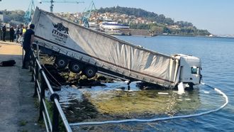 Un cami�n termina en la playa en el barrio vigu�s de Teis