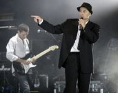 Alberto Comesa�a es uno de los artistas invitados. 