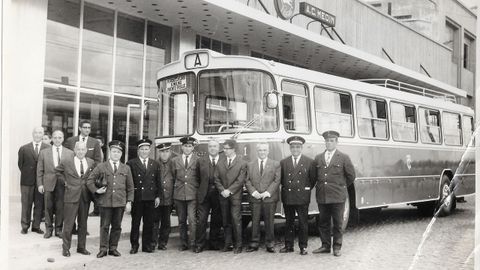 Conductores da Compañía de Tranvías o día da inauguración da liña A de autobús en 1965. Fotografía cedida pola Compañía de Tranvías