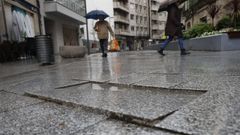 Las losas sueltas o rotas son una constante en la calle Cardenal Quevedo.