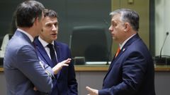 Primer ministro belga, Alexander De Croo (izquierda); el presidente franc�s Emmanuel Macron (centro) y Viktor Orban, a la derecha