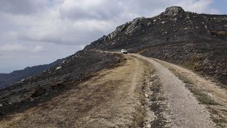 Tierra quemada en el incendio que arrasó casi 20.000 hectáreas en la zona de Chandrexa de Queixa