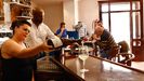 Alina Bosioc, en primer plano, en la cervecería A Lareira, situada en Lodeiro (Viveiro)