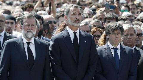Felipe VI, acompa�ado de Rajoy y Puigdemont durante el minuto de silencio por los atentados que se guard� en la Plaza de Catalu�a el pasado viernes