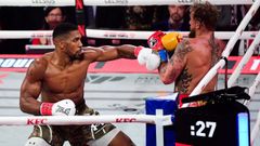 Anthony Joshua, a la izquierda, lanza un golpe a Jake Paul en su pelea en Miami.