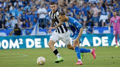 Lebedenko pugna con un jugador del Castell�n en el partido de ida del play off disputado la pasada temporada