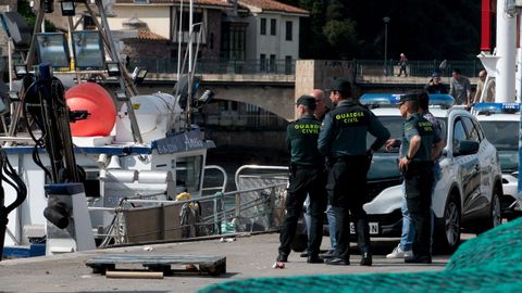 Agentes de la Guardia Civil junto al pesquero gallego Novo Xoel