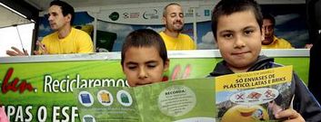 Dos ni�os le�an ayer en Laxe el material divulgativo que reparten los educadores.