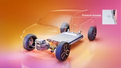 Detalle del sistema que permite acceder a los bomberos rápidamente con sus mangueras a la batería de un coche eléctrico para refrigerarla. El modelo mostrado es un Renault 5 eléctrico.